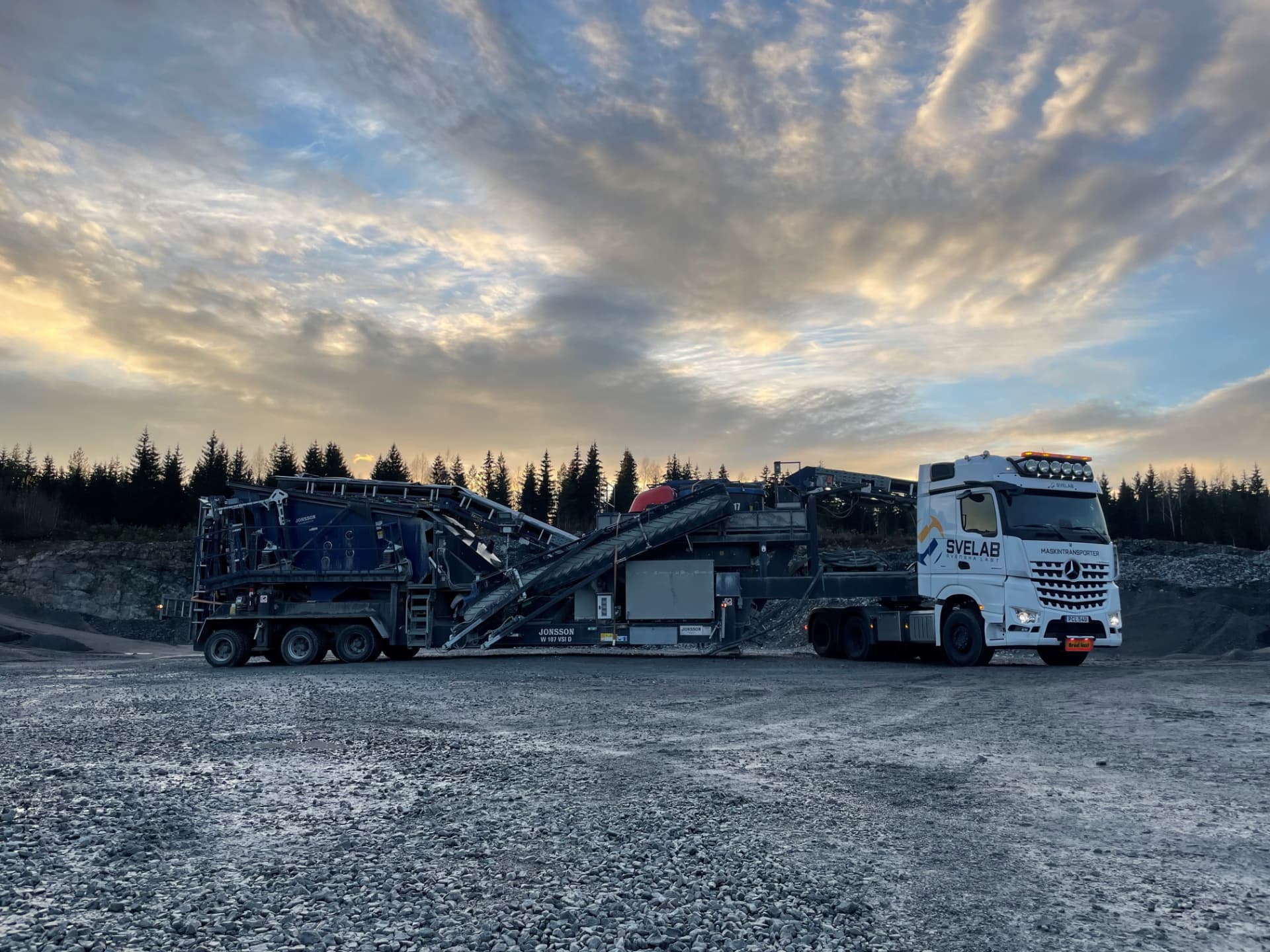 SVELAB lastbil som transporterar ett Jonsson krossverk i en bergtäkt